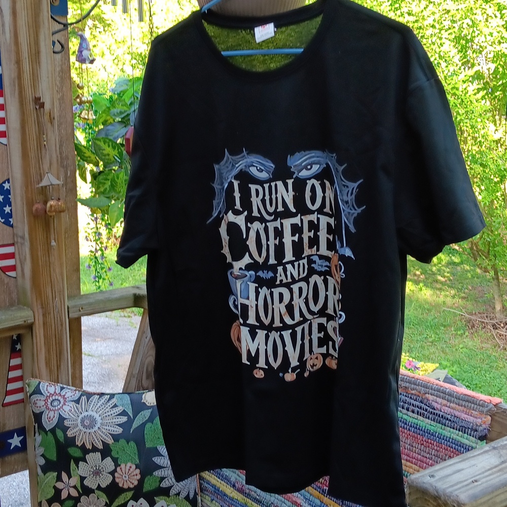 🆕️MENS XXL "I RUN ON COFFEE & HORROR MOVIES" GRAPHIC TSHIRT - Picture 10 of 13